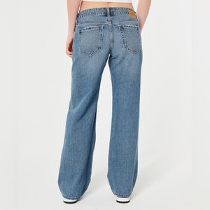 HOLLISTER LOW-RISE MEDIUM WASH BAGGY JEANS